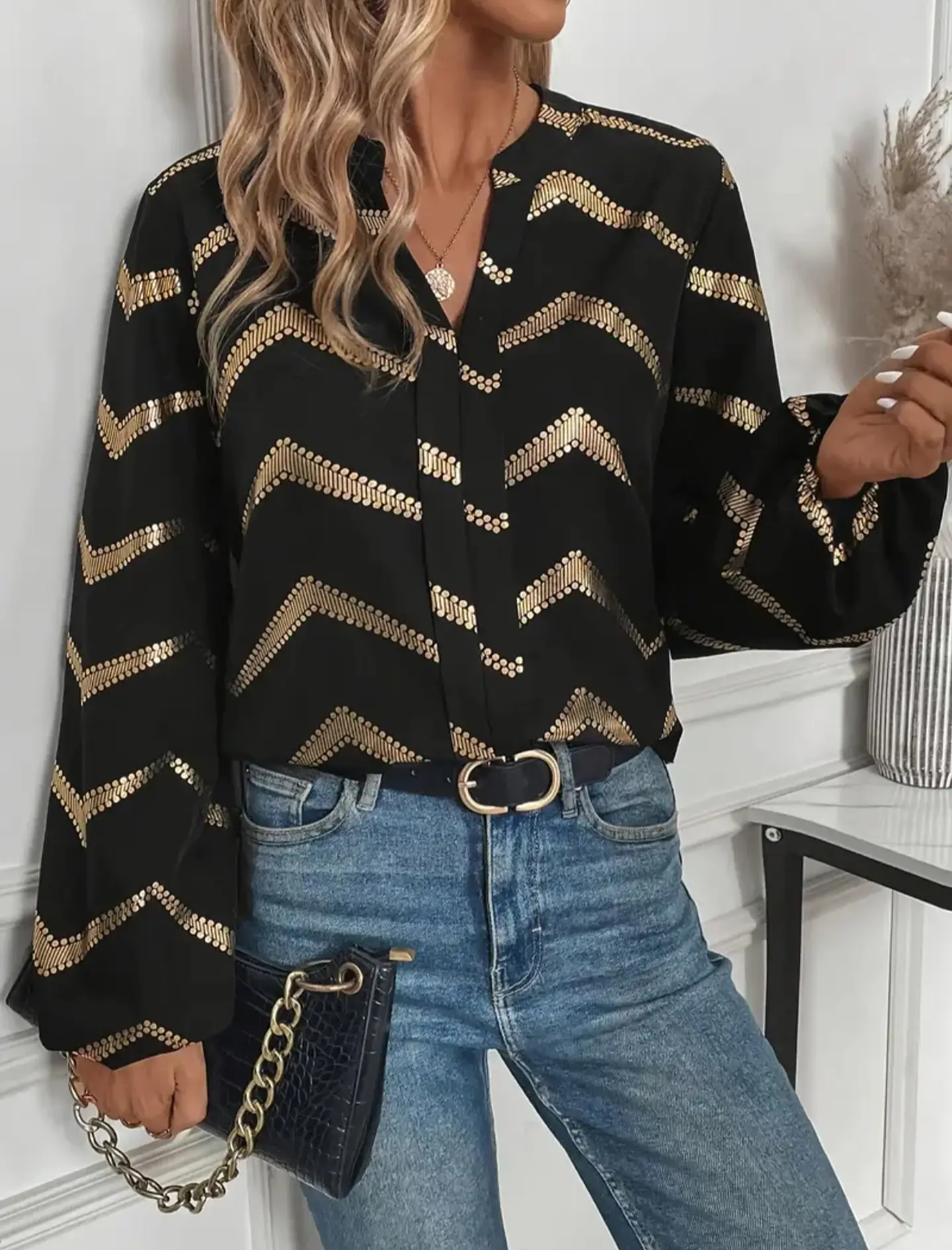 Blusa detalles dorados talla M 4