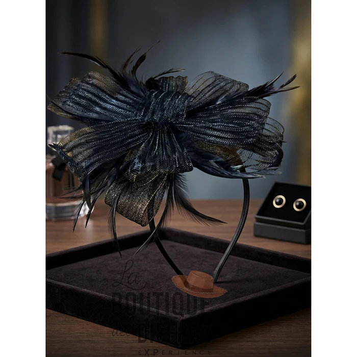 Tocado de Gala con Lazos Texturizados y Plumas