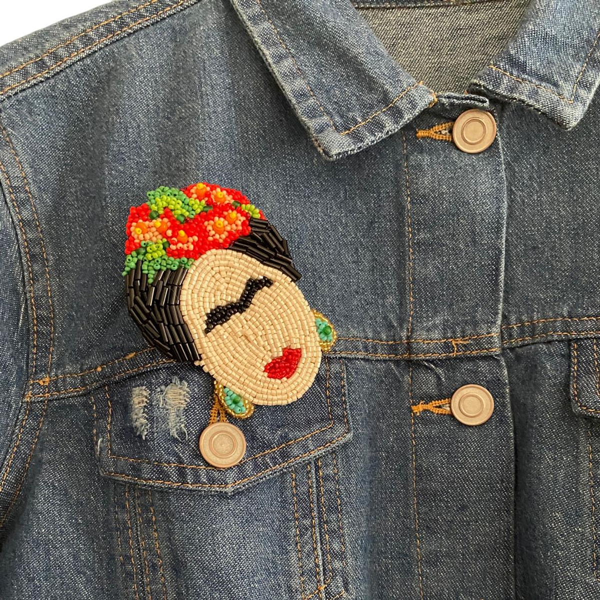 Broche de bisutería inspirado en Frida Kahlo pintado a mano