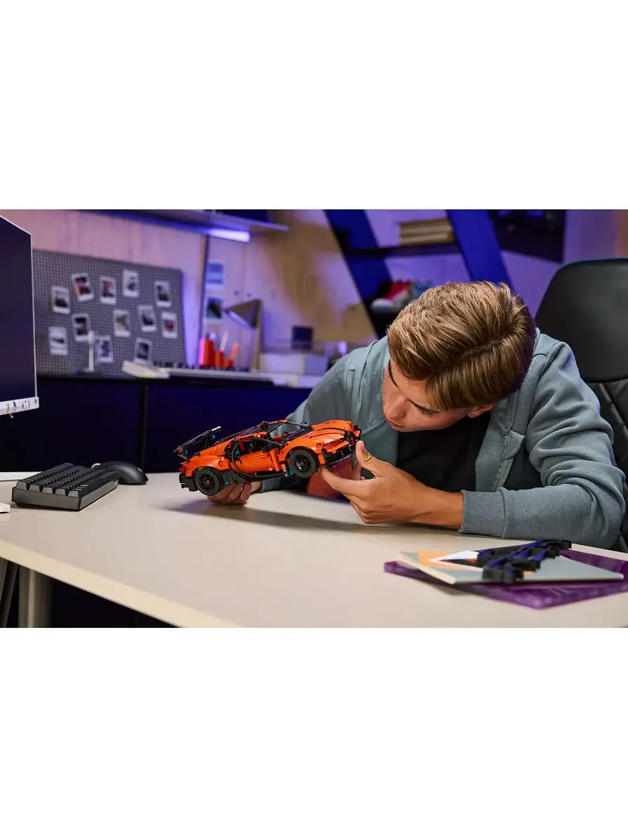Lego Technic Bugatti Chiron Pur Sport 13