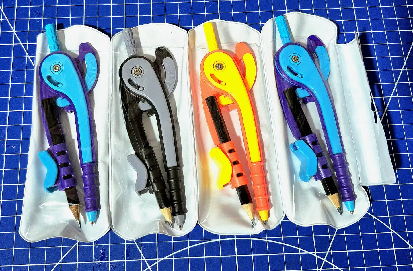 Compás Plastico de colores 2