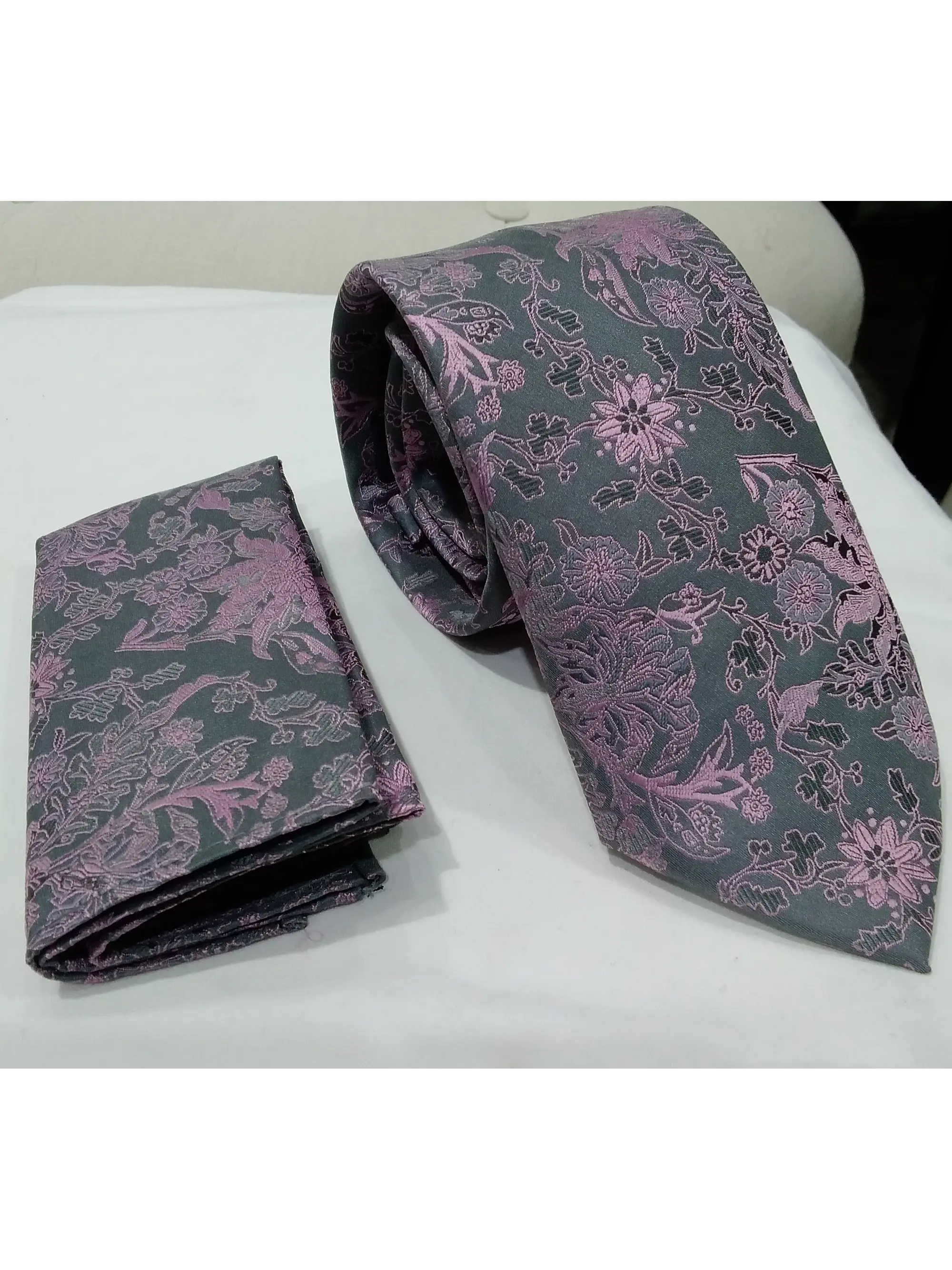 Corbata con Pañuelo (Gris Oscuro y Diseño) 1
