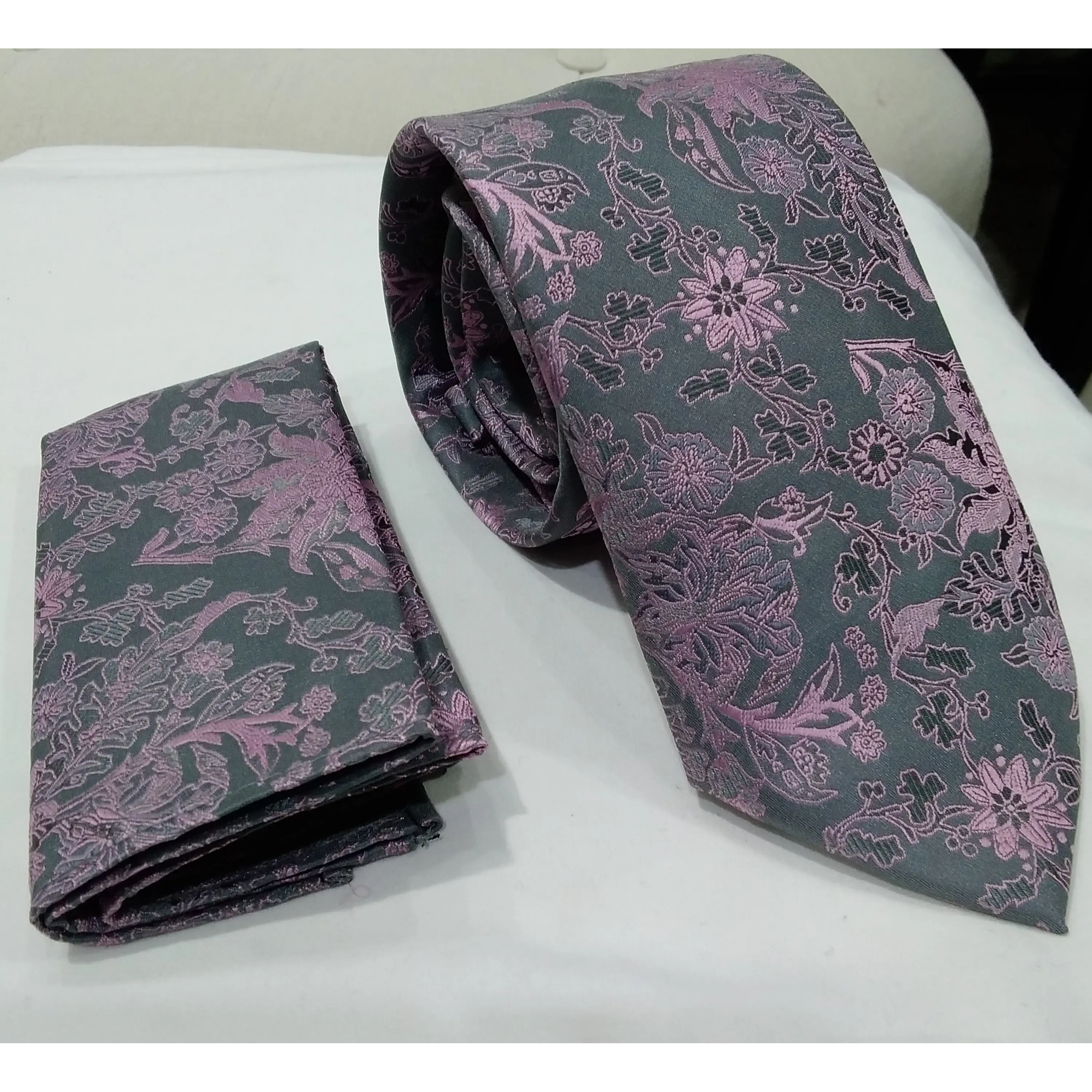 Corbata con Pañuelo (Gris Oscuro y Diseño) 1