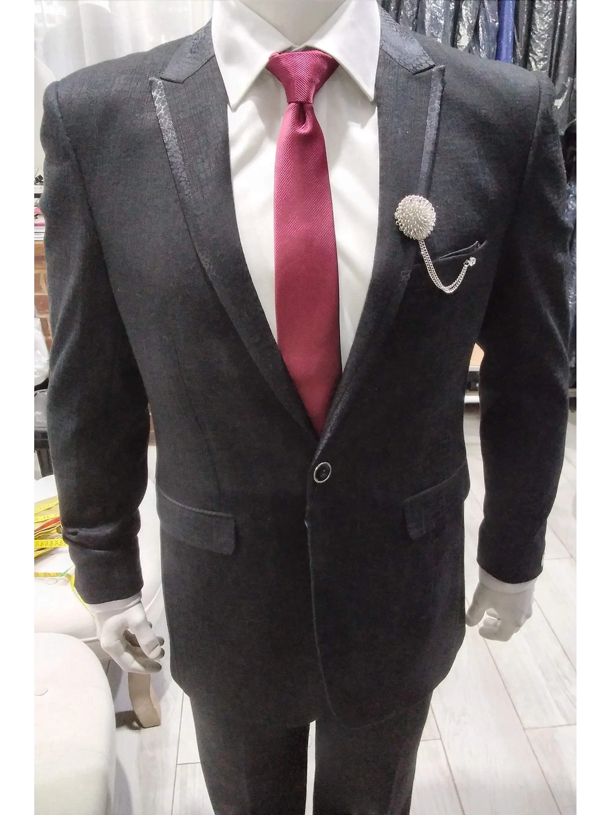 Traje Negro con Solapa Víbora 1