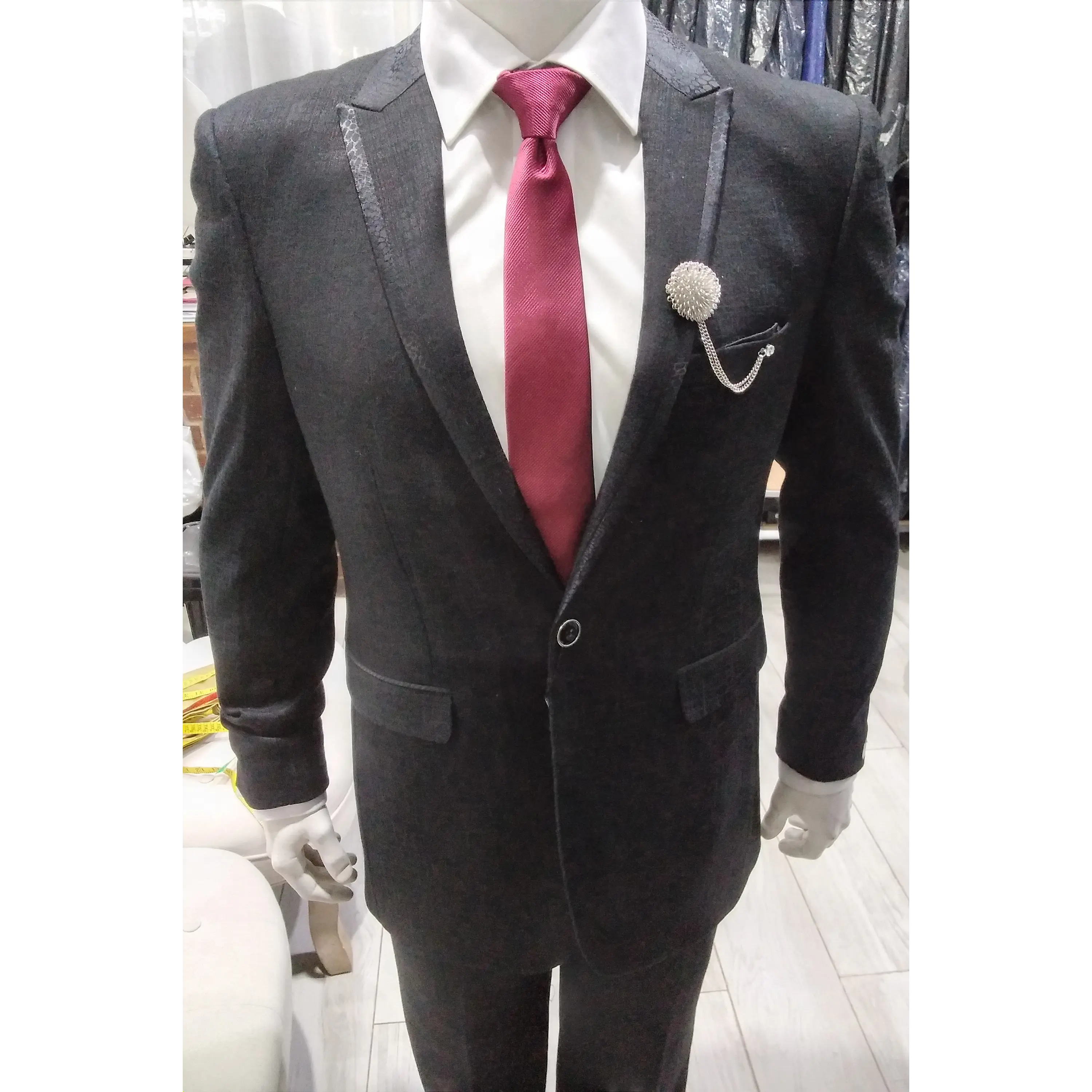 Traje Negro con Solapa Víbora 1