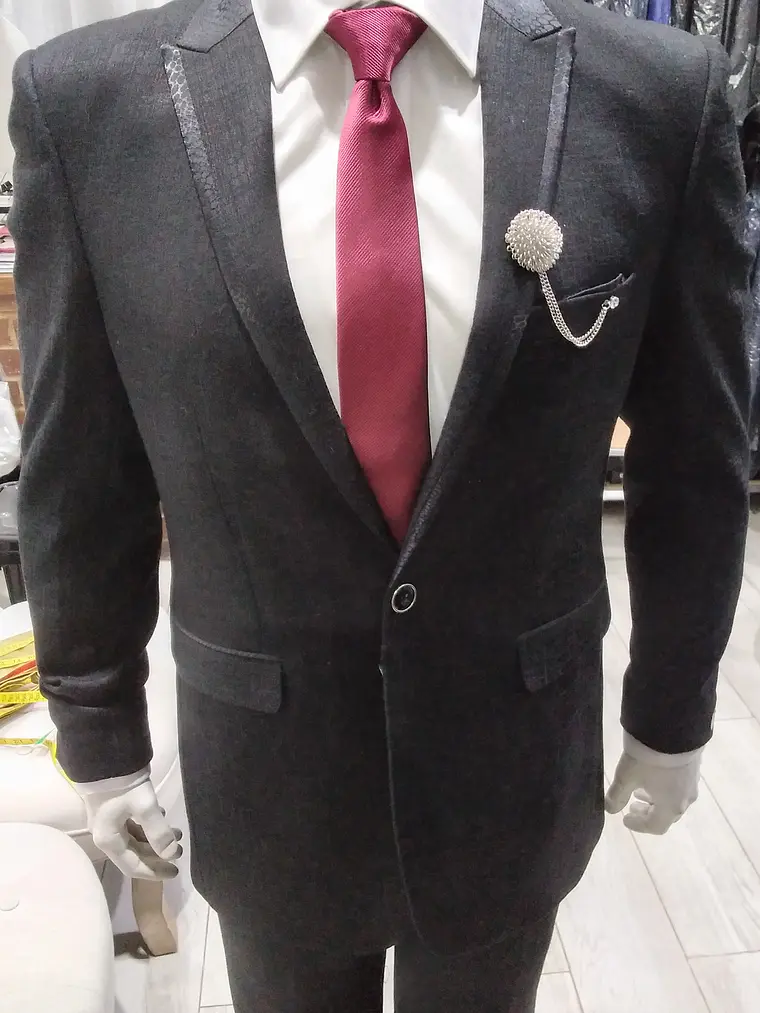 Traje Negro con Solapa Víbora 1