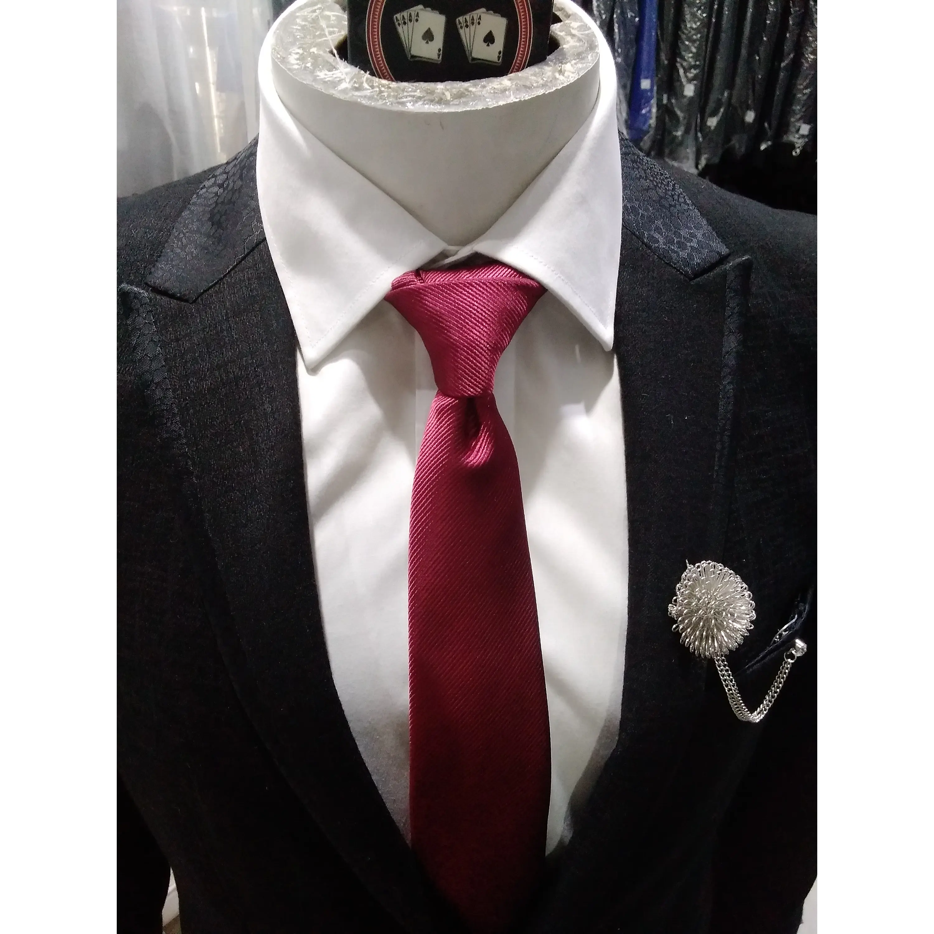 Traje Negro con Solapa Víbora 2