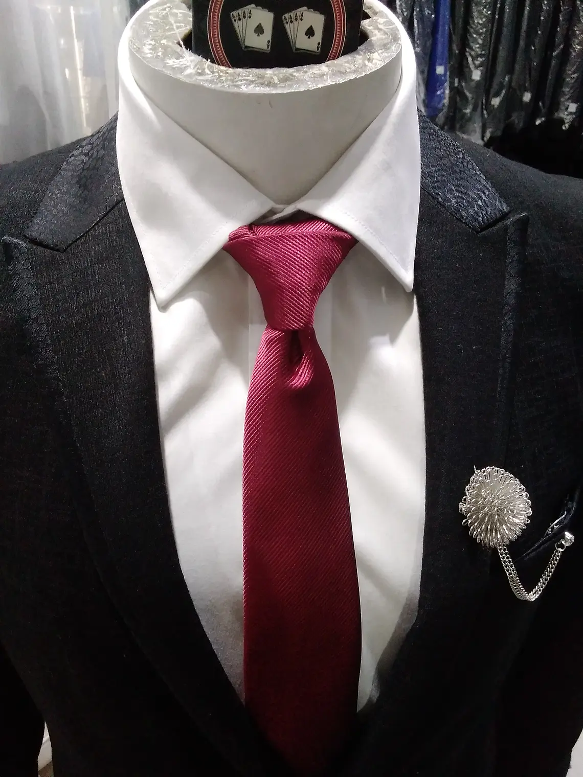 Traje Negro con Solapa Víbora 2