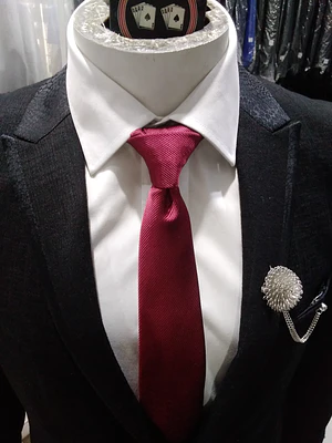 Traje Negro con Solapa Víbora