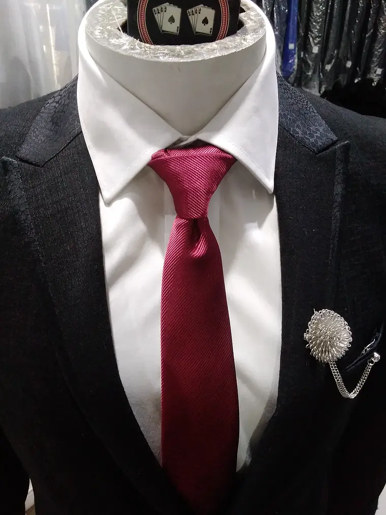 Traje Negro con Solapa Víbora 2