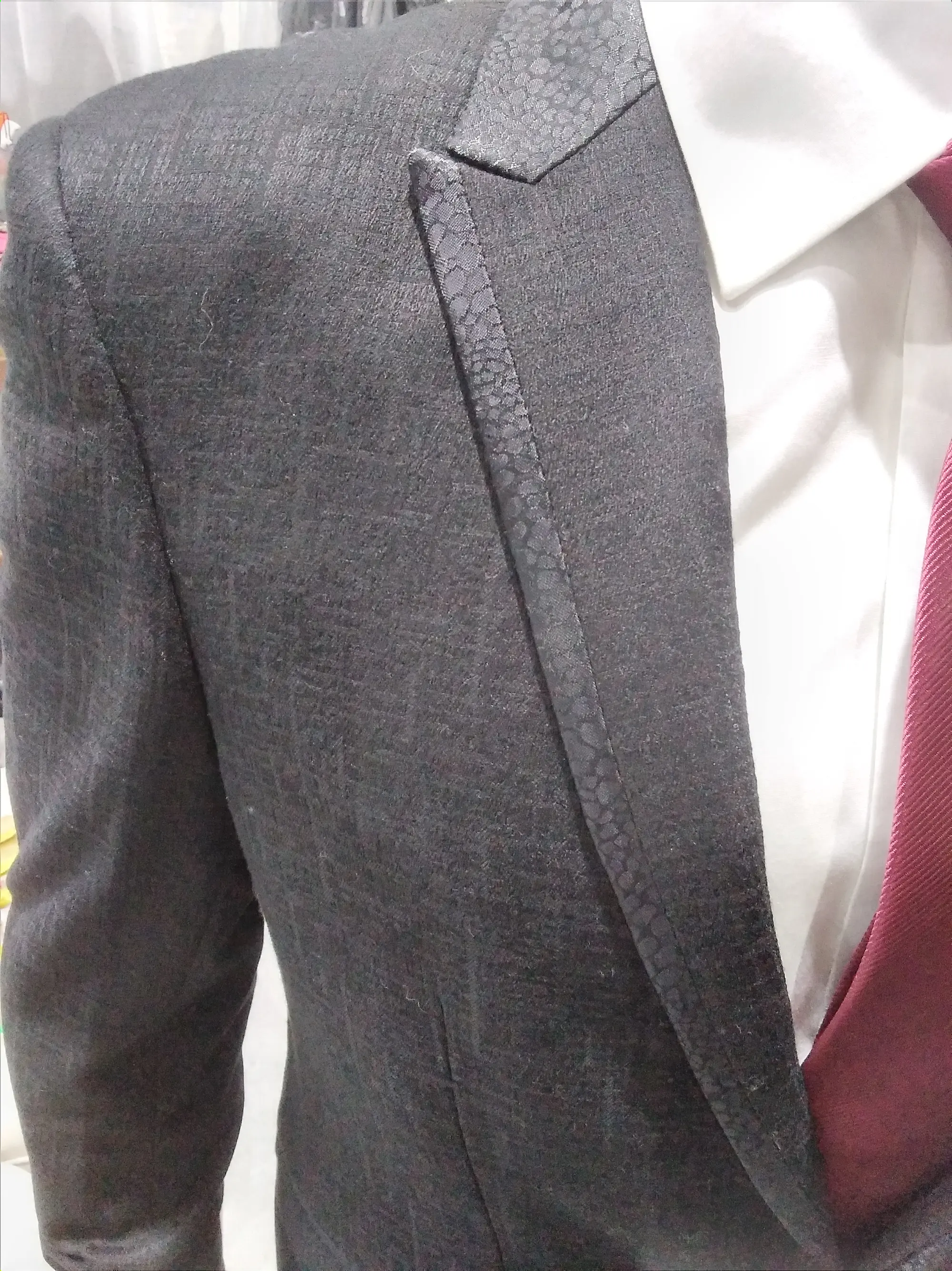 Traje Negro con Solapa Víbora 3