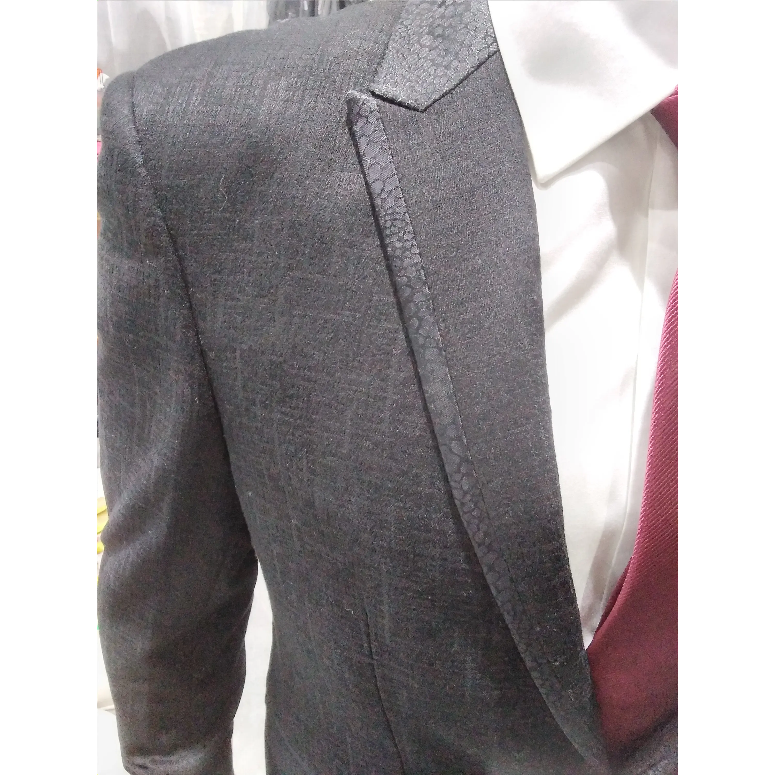 Traje Negro con Solapa Víbora 3