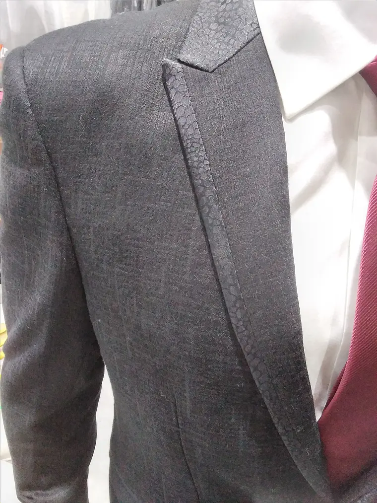 Traje Negro con Solapa Víbora 3