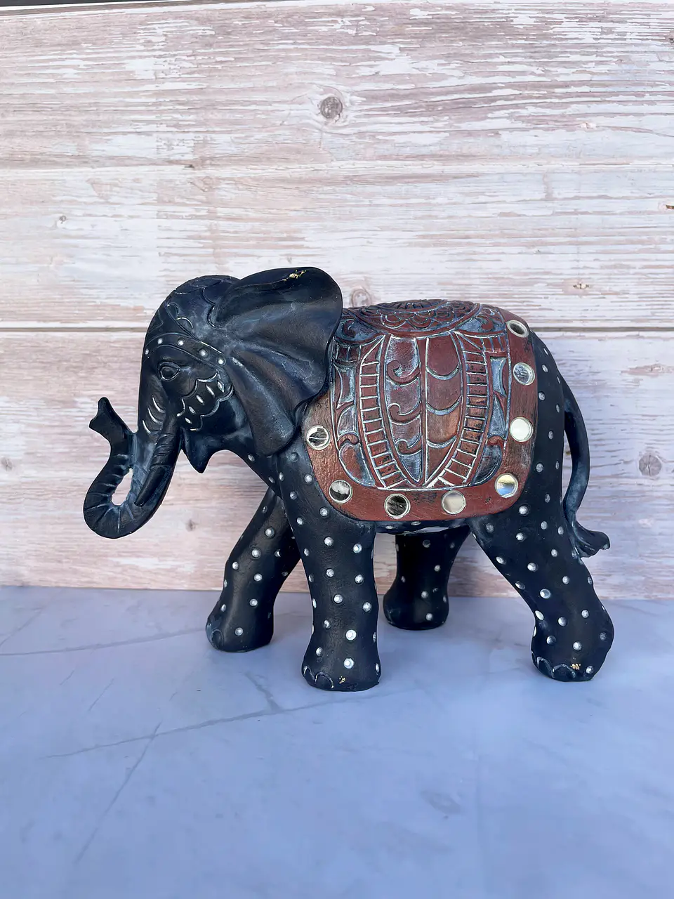 Elefante negro con manta 1
