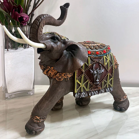 Elefante con montura adornada