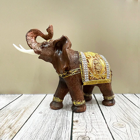 Elefante café con montura dorada