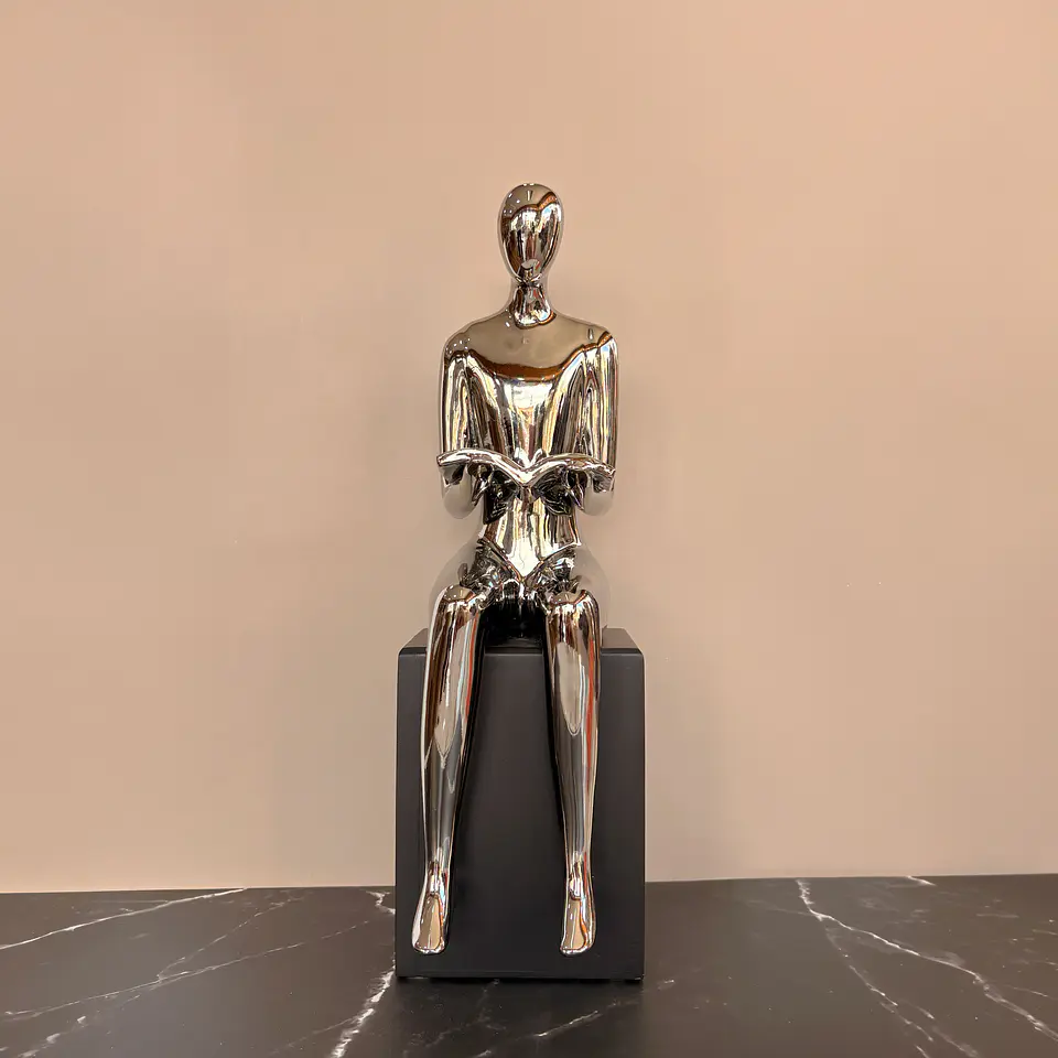 Escultura de hombre con libro 1