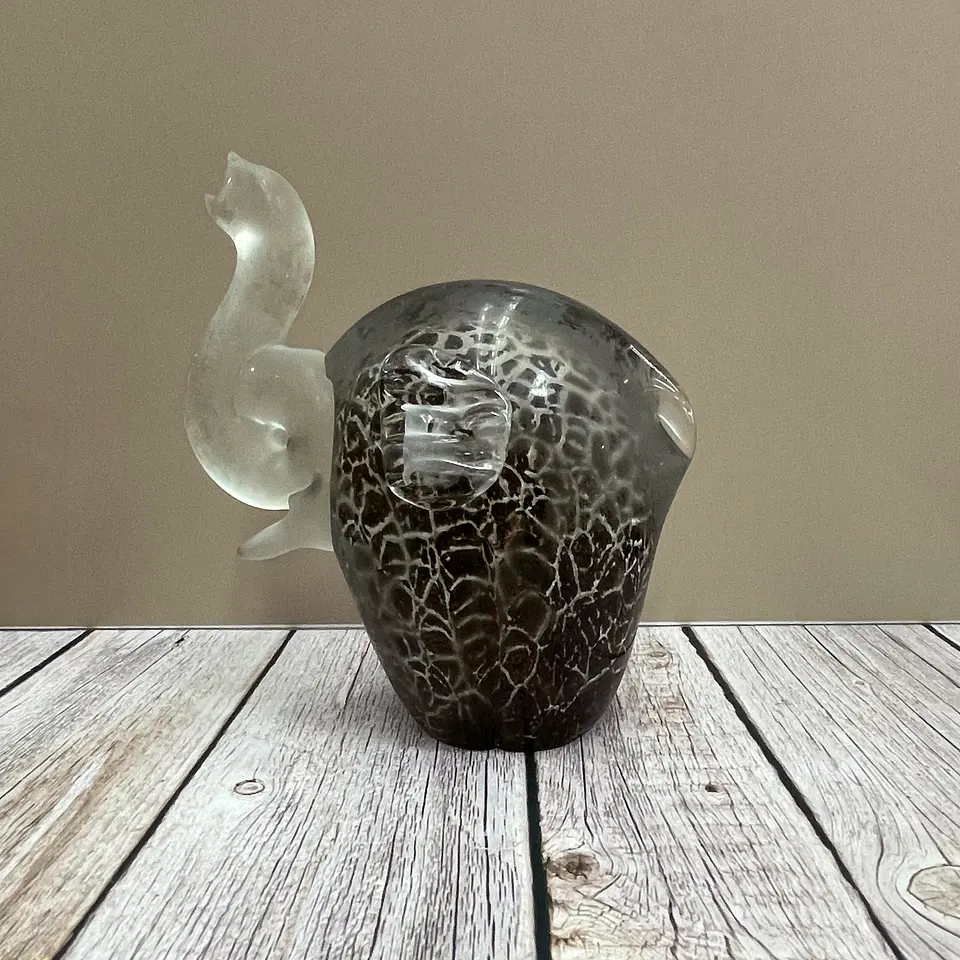 Elefante café de vidrio 1