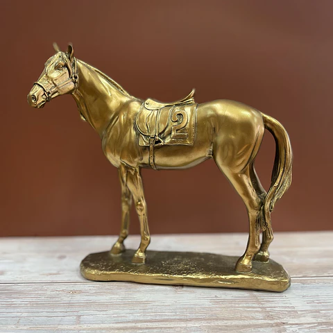 Caballo dorado con montura