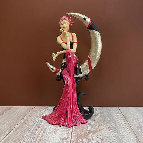 Mujer sobre luna