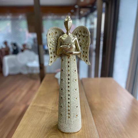 Ángel dorado con corazón