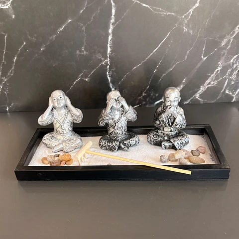 Jardin zen con 3 monjes sabios