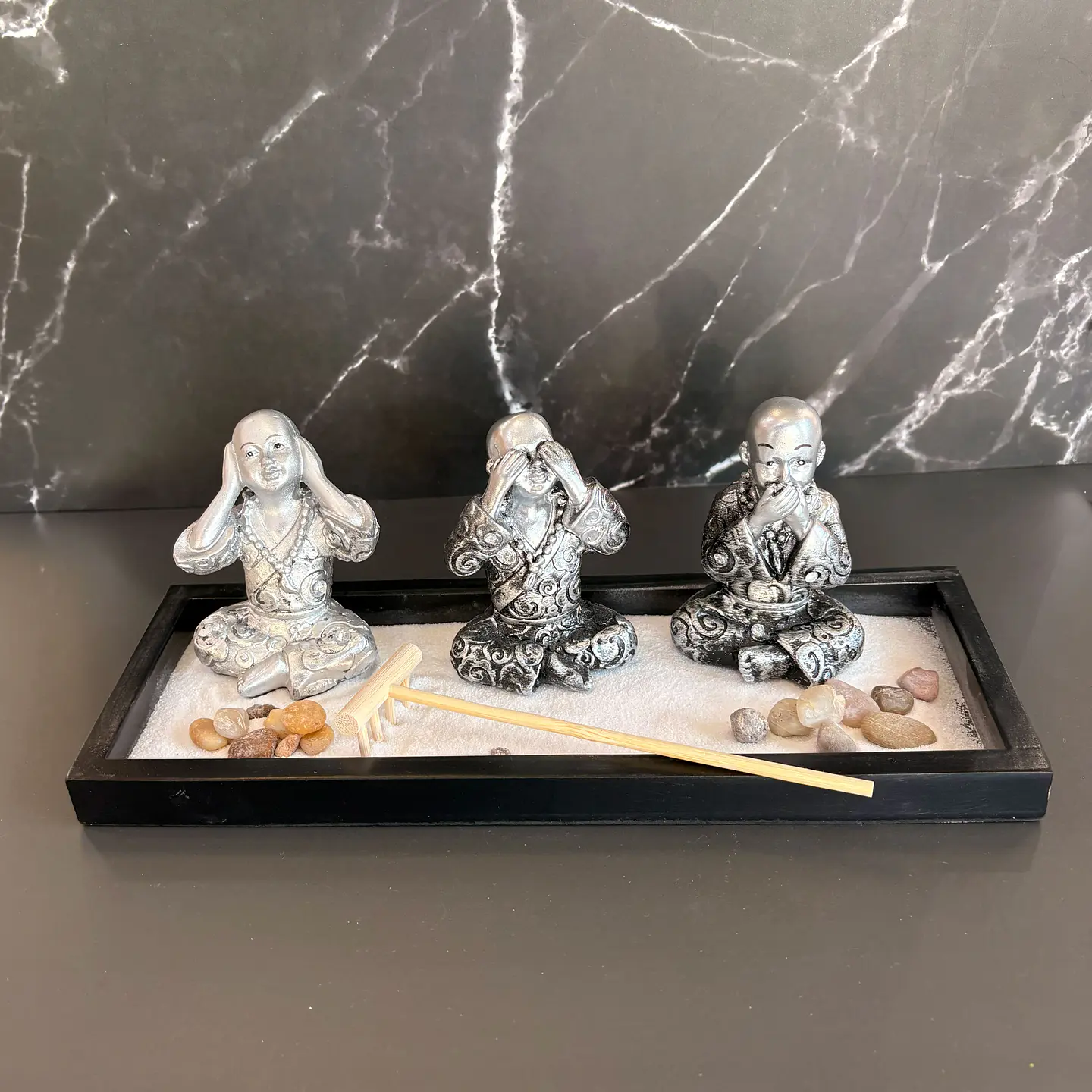 Jardin zen con 3 monjes sabios 1
