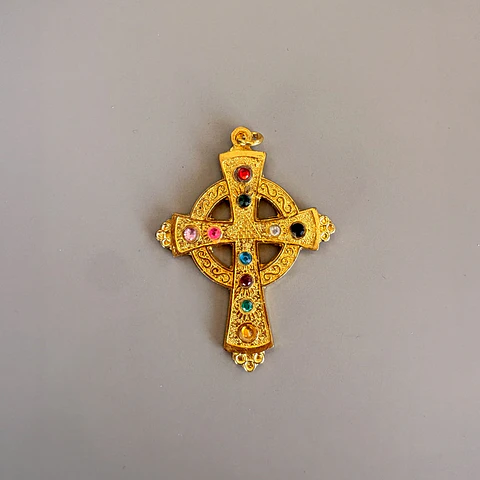 Crucifijo dorado piedras