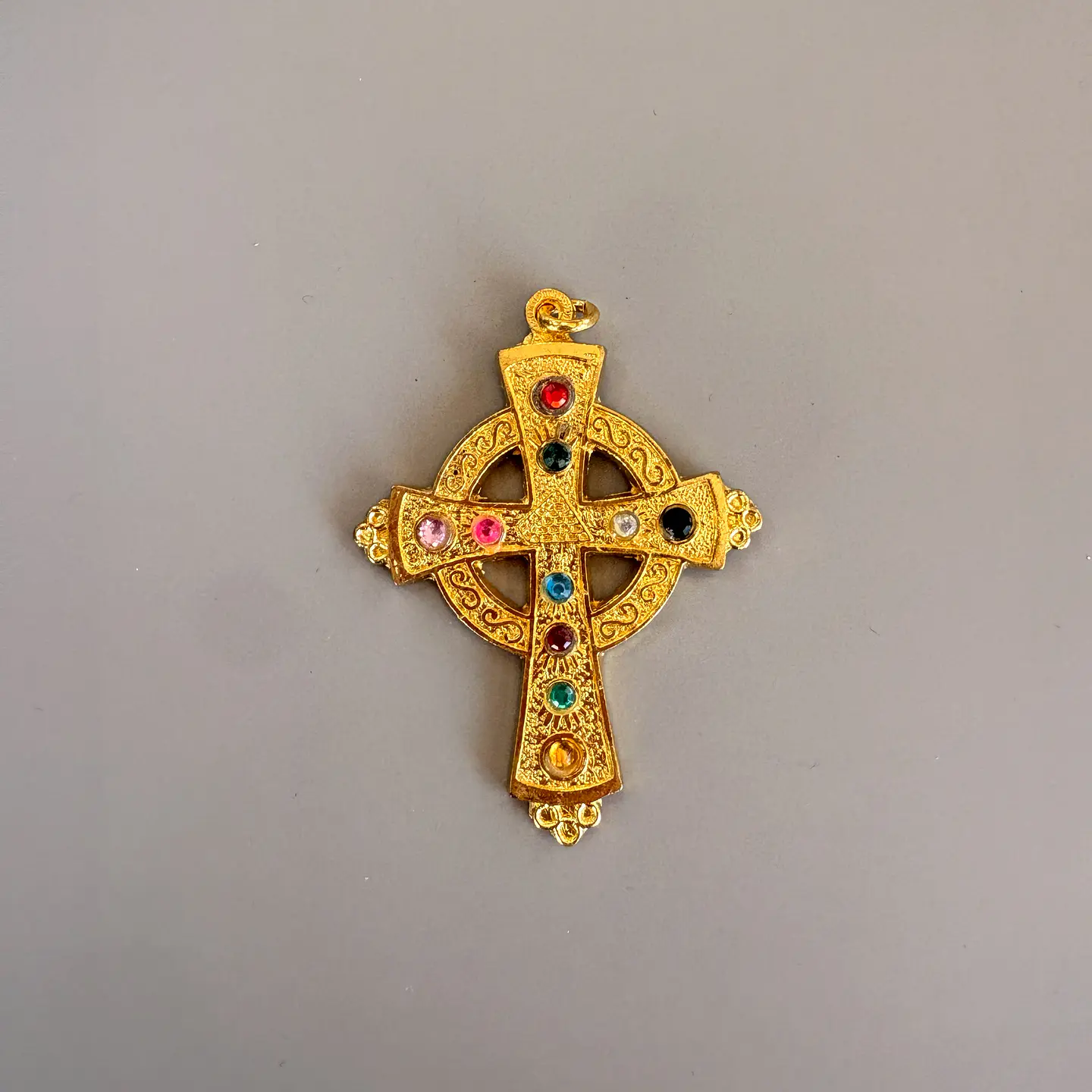 Crucifijo dorado piedras 1