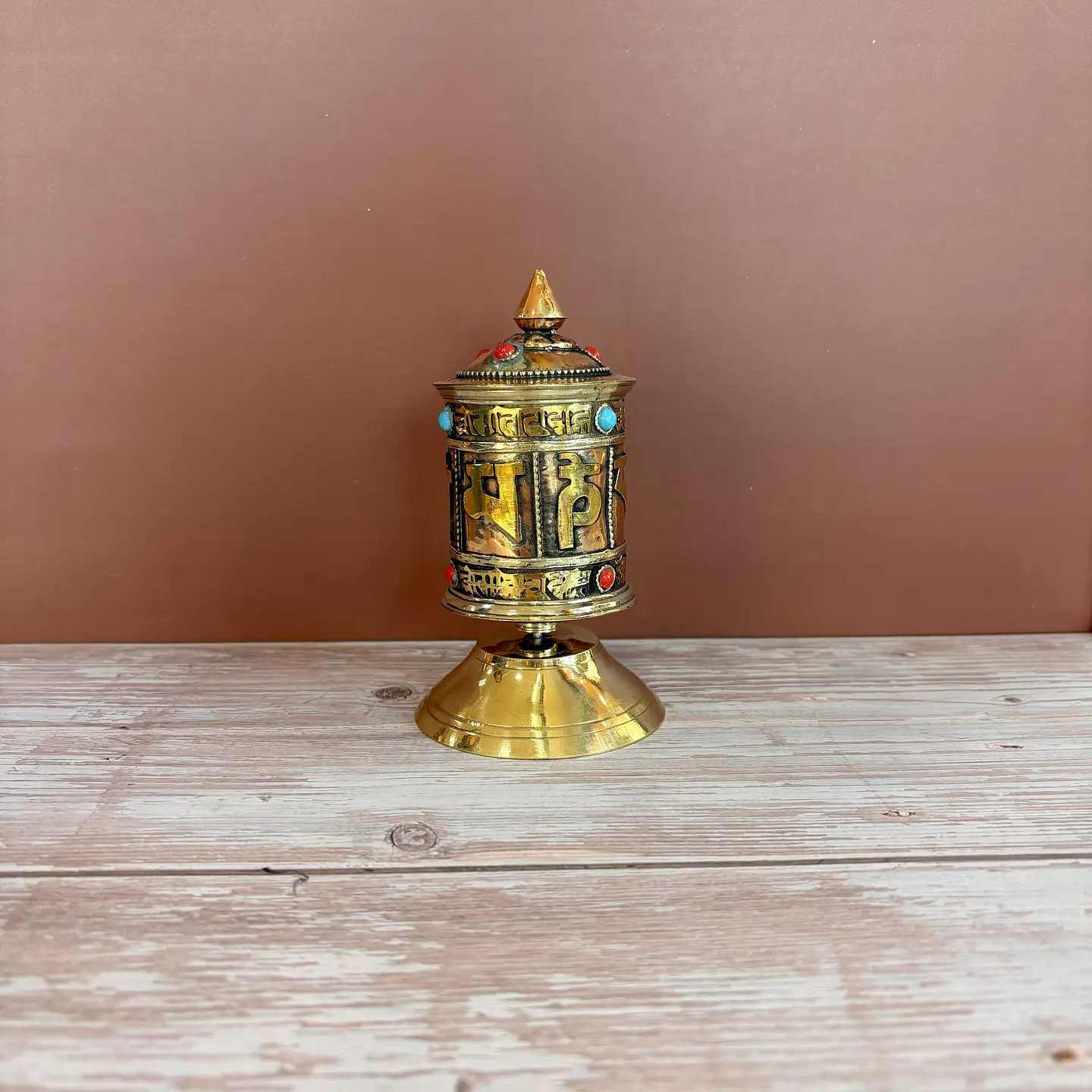 Rueda de rezo tibetana dorada con piedras 1