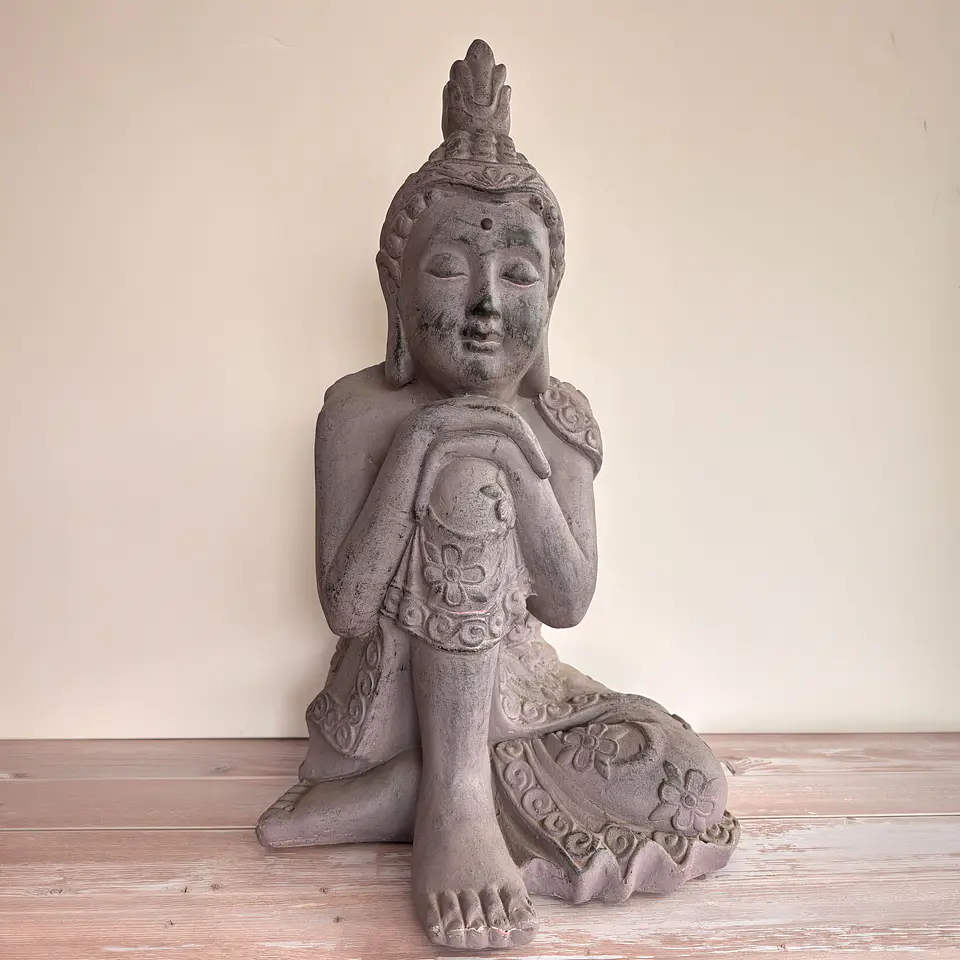 Siddhartha en descanso gris 1