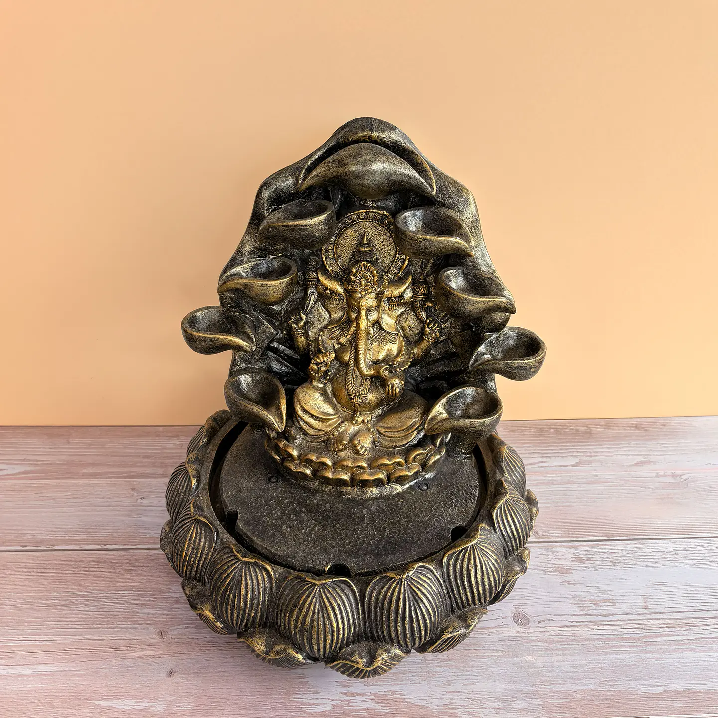 Fuente de agua Ganesha sobre flor de loto 1