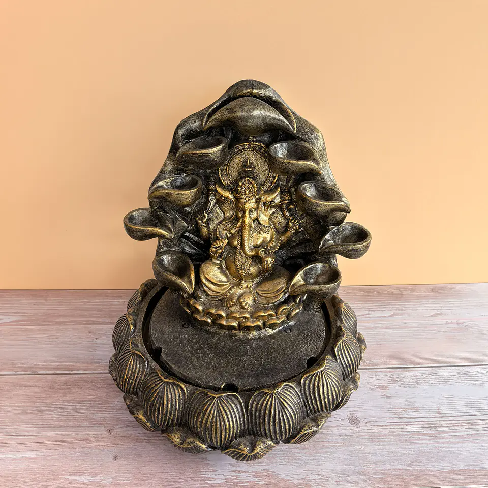 Fuente de agua Ganesha sobre flor de loto 1