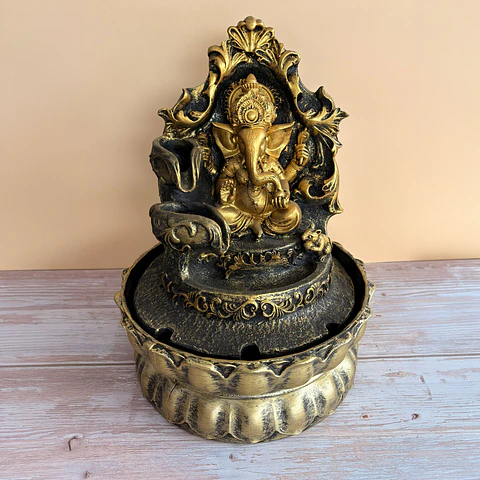 Fuente de agua Ganesha sobre flor de loto pequeña