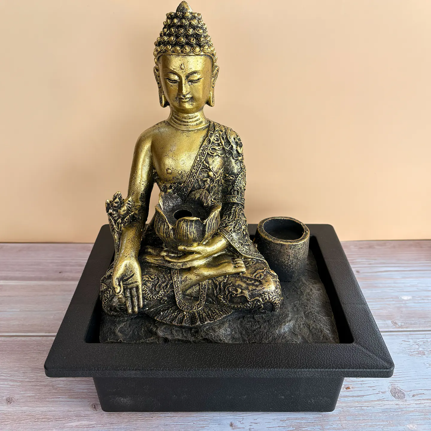 Fuente de agua con Siddhartha y flor de loto 1