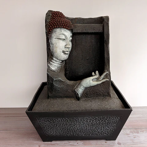 Fuente de agua Siddhartha con mano