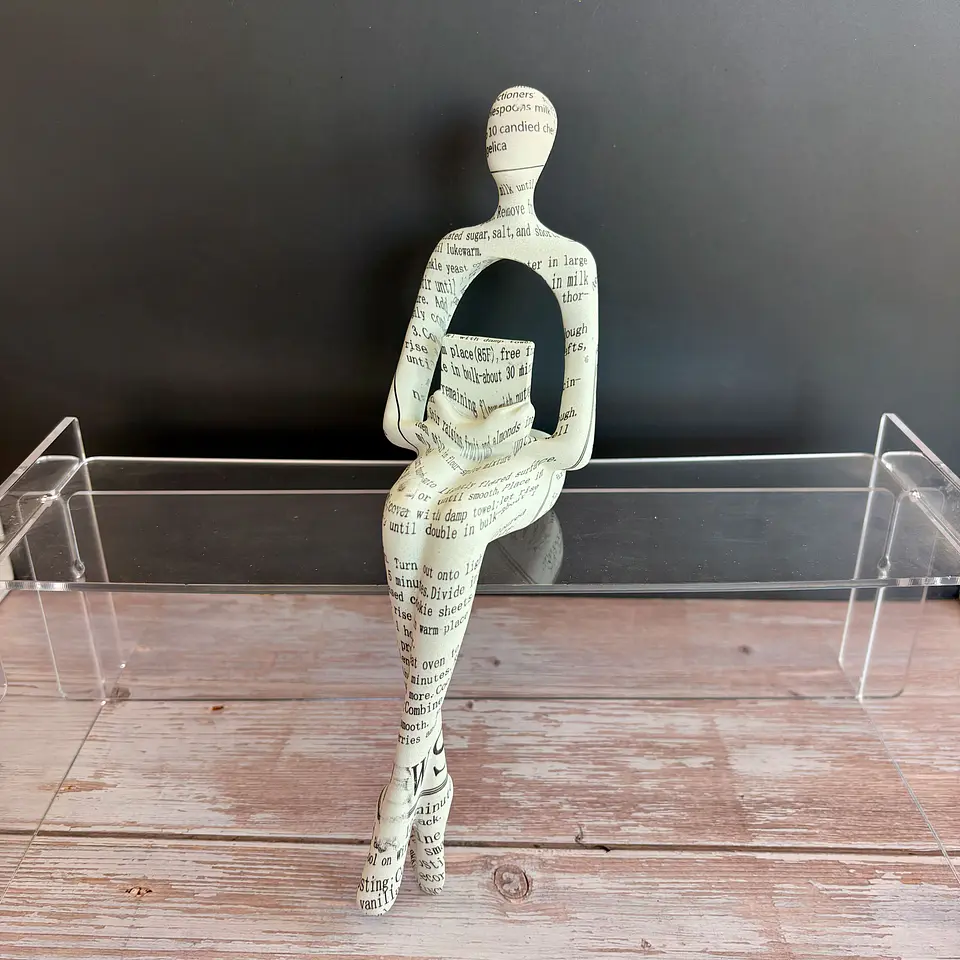 Figura sentada con libro 1