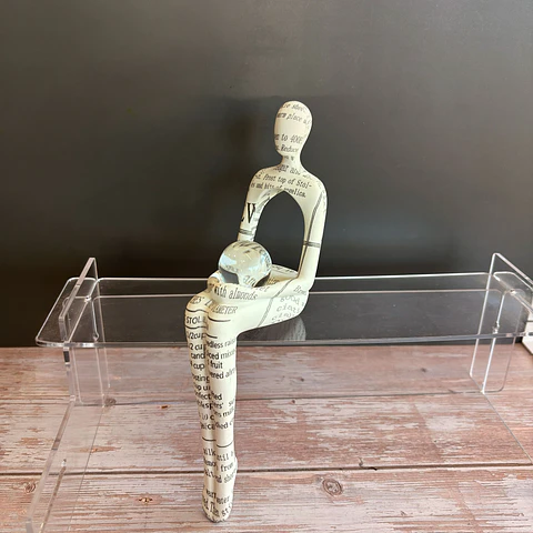Figura sentada con esfera
