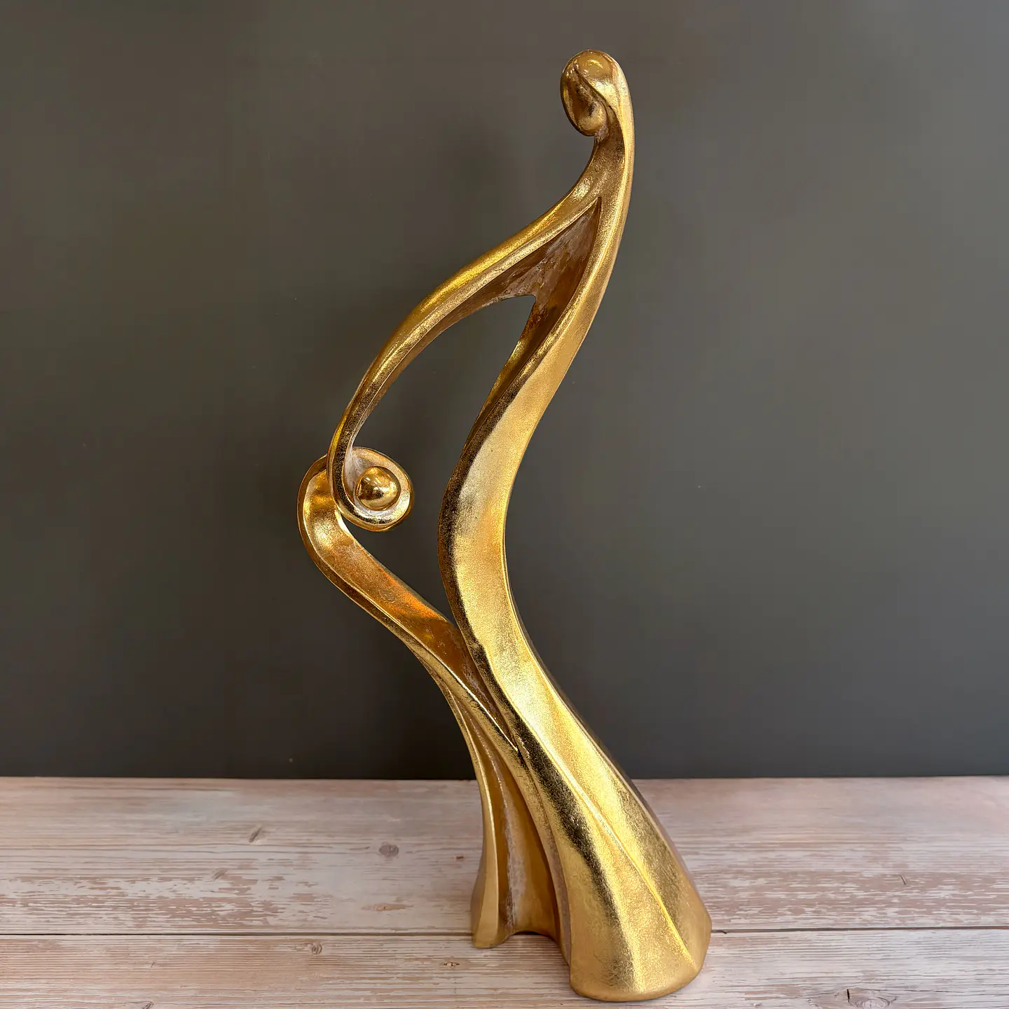 Figura abstracta de madre con hijo 1