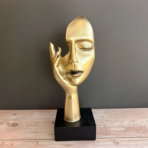 Rostro de mujer con mano