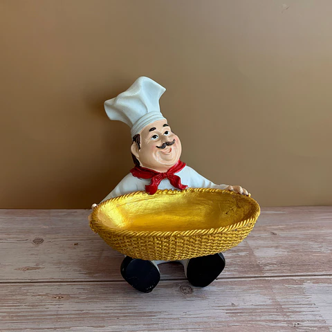Figura chef con canasto dorado