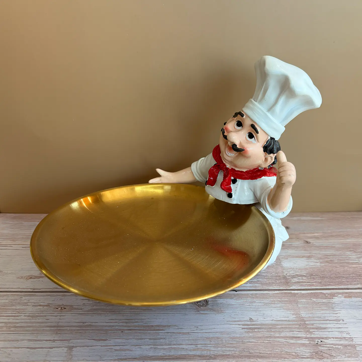 Figura chef con plato dorado 1