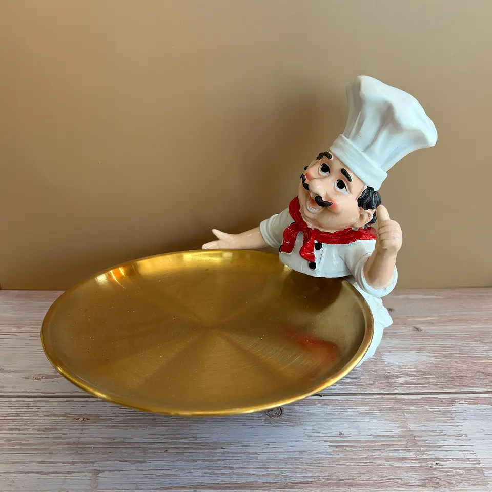 Figura chef con plato dorado 1