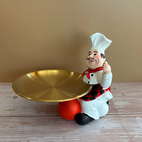 Figura chef con plato dorado pequeño