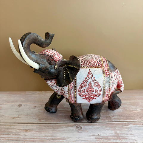 Elefante cafe con rojo