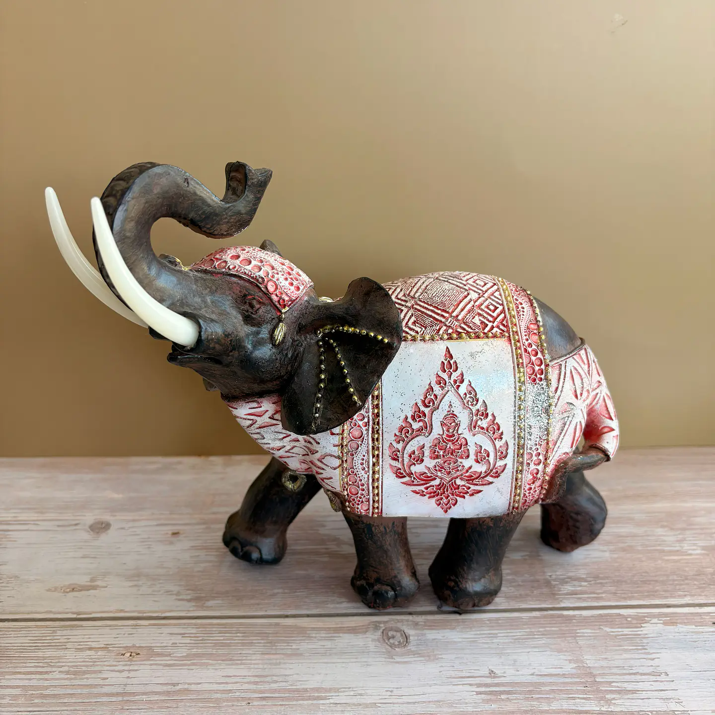 Elefante cafe con rojo 1