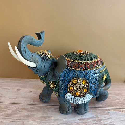 Elefante azul con pierdas