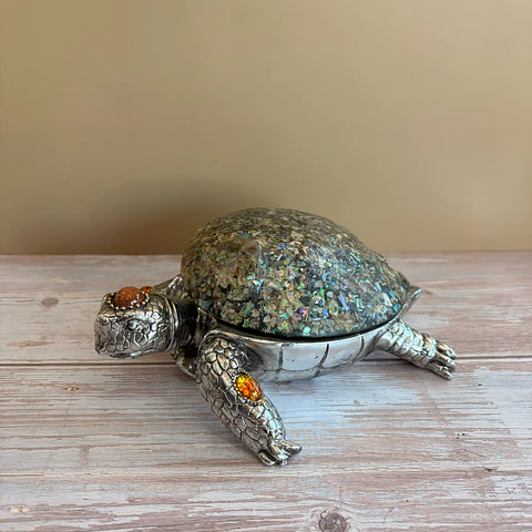 Tortuga con nacar y piedras