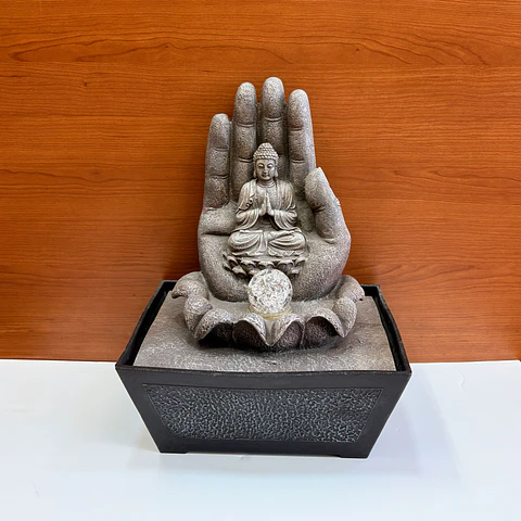 Fuente de agua Shiddhartha con mano