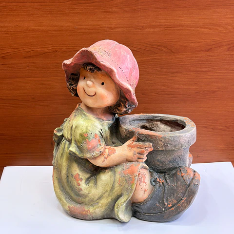 Niña con maceta